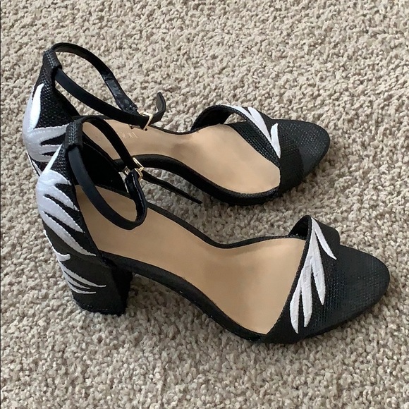 Expression Sandals - Picture 4 of 5